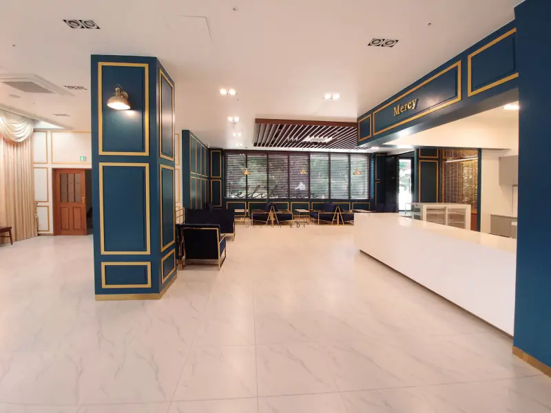 네이비와 골드가 어우러진 고급 교회 라운지